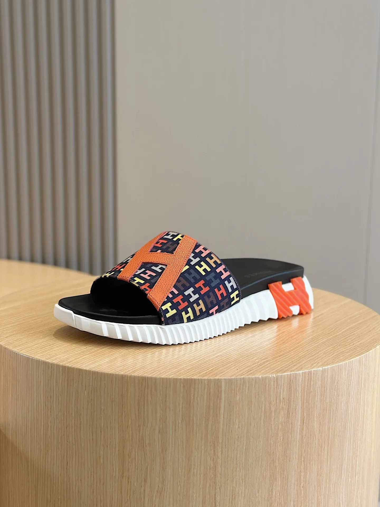 Factory price: 360💰Hermès [HERMÈS] Top Herme*H Home Hermès Men's Sandals and Slippers-Original Reproduction. Purchase the original version and make it one to one. The outsole is privately molded. The color of the outsole corresponding to each color is the same as the original version. Come to those who know the stuff 💪 The ultra-light soles are designed in contrasting colors, and they feel so comfortable on your feet! Calfskin, cowhide feet, private model outsole. Size: 39-44 (customized at 38.45)